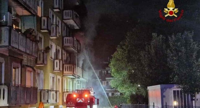 Incendio in un condominio di Padova, foto Ansa