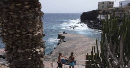Passeggia in spiaggia e viene travolta da un'onda anomala: turista italiana morta a Tenerife. Foto d'archivio Ansa