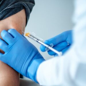 Vaccino efficace anche contro il long Covid, senza il rischio è quattro volte maggiore