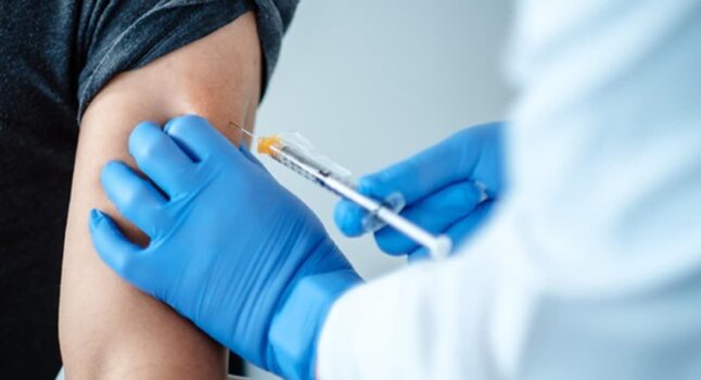 Vaccino efficace anche contro il long Covid, senza il rischio è quattro volte maggiore