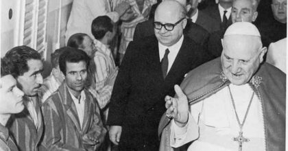 Il cardinale di Chicago come Papa Giovanni XXIII nel 1958, ha celebrato la messa di Natale in una prigione pe 50 detenuti di tutte le religioni.
