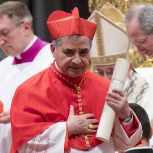 Il cardinale Becciu condannato a 5 anni 6 mesi da giudici laici per truffa e peculato, Vaticano, sentenza storica