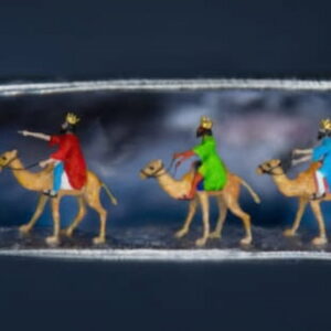 Artista inglese raduce in realtà il detto di Gesù del cammello nella cruna di un ago sono tre con i Re Magi