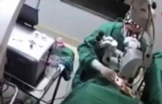 chirurgo cinese picchia paziente