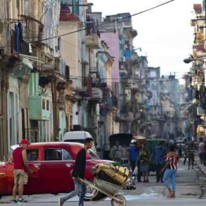 Natale triste a Cuba, fra scaffali vuoti e un esodo record dall'isola: cibi scarsi, prezzi alle stelle anche delle uova, il fallimento del comunismo