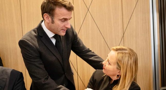 Aborto: in Texas negato, in Francia nella Costituzione, un bell'esempio per tutta Europa, Macron apre la strada, che farà Meloni, una donna?