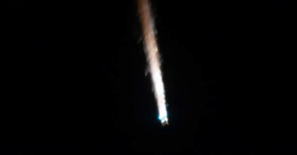 Fuoco nello spazio, gli astronauti guardano la navicella bruciare nell'atmosfera, le foto di Jasmin Moghbeli (Nasa)
