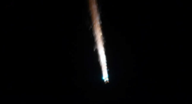 Fuoco nello spazio, gli astronauti guardano la navicella bruciare nell'atmosfera, le foto di Jasmin Moghbeli (Nasa)