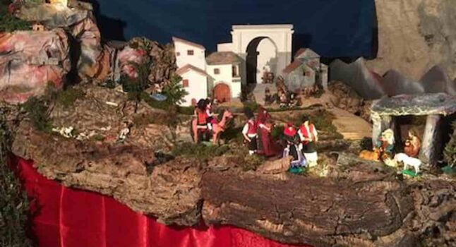 Maestre che negano Babbo Natale e Gesù Bambino, casi a Firenze e Genova: possono continuare a fare il loro lavoro?