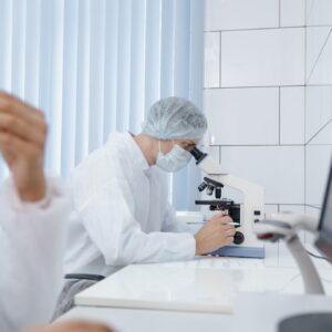 ricercatori in laboratorio