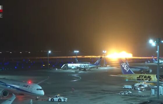 Giappone, il momento in cui l'aereo tocca la pista e prende fuoco VIDEO