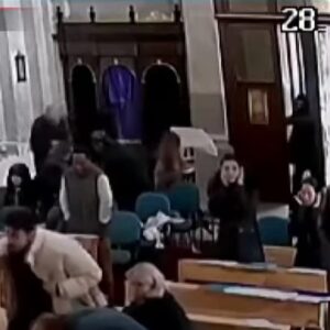 Attentato Istanbul, il momento in cui gli uomini armati entrano in chiesa e aprono il fuoco VIDEO