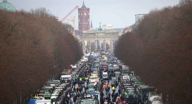 Berlino, 6mila trattori invadono la città per protestare contro il taglio dei sussidi. Un frame del video