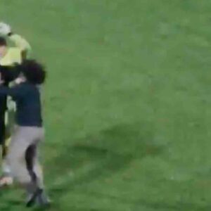 Welcome to Serie C (o Lega Pro): il padre di un calciatore entra in campo e dà un pugno al portiere avversario VIDEO