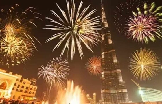 Capodanno a Dubai, negli Emirati Arabi Uniti: ecco i fuochi d'artificio al Burj Khalifa di Dubai,  l'edificio più alto del mondo.
