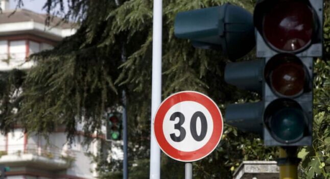 30 km a Bologna, limite per salvare vite o fare cassa? gestione sbagliata del sindaco Lepore, reazione esagerata degli oppositori.