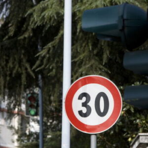 Mobilità e polemiche sui 30 all’ora nelle città: a Bologna il 79% è contrario a ridurre il limite di velocità, Salvini duro: è un danno per la città.
