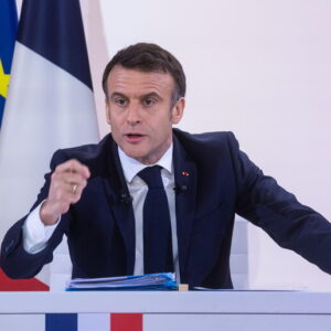 Il piano Macron contro la denatalità: 6 mesi di congedo parentale per entrambi i genitori