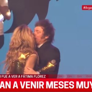 Milei imbarazza l'Argentina, baci hot alla fidanzata sul palco VIDEO