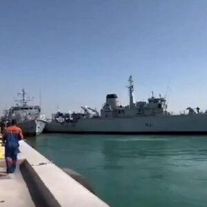 Nave da guerra britannica a marcia indietro sperona alto cacciamine in ormeggio, nel porto di Bahrein, il VIDEO della collisione.