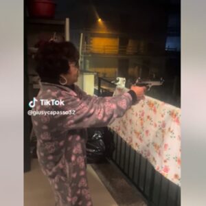 Nonna spara dal balcone durante la notte di Capodanno VIDEO