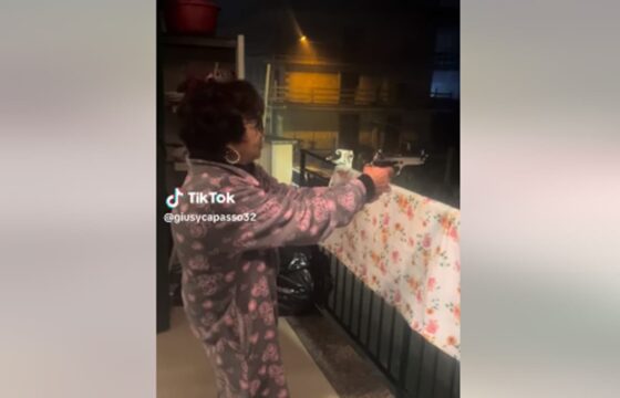 Nonna spara dal balcone durante la notte di Capodanno VIDEO
