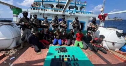 I pirati della Somalia  tornano a colpire, la Marina indiana salva gli ostaggi e spegne incendi