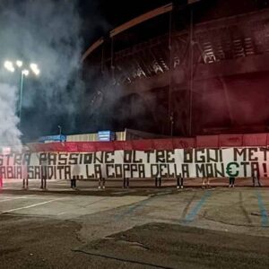 Uno striscione dei tifosi del Napoli: "La nostra passione oltre ogni meta, ma in Arabia Saudita la coppa della moneta"