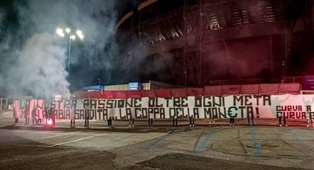Uno striscione dei tifosi del Napoli: "La nostra passione oltre ogni meta, ma in Arabia Saudita la coppa della moneta"
