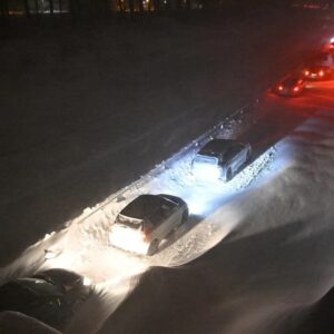 Svezia, freddo estremo: centinaia di auto bloccate nella neve FOTO