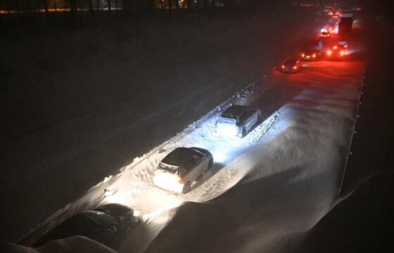 Svezia, freddo estremo: centinaia di auto bloccate nella neve FOTO