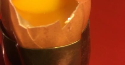 Uova affogate e strapazzate, le ricette classiche di Pellegrino Artusi e le scrambled eggs all'americana