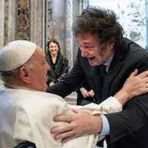Papa Francesco proclama la prima santa argentina, subisce l'abbraccio di Milei, si vendica con predica populista