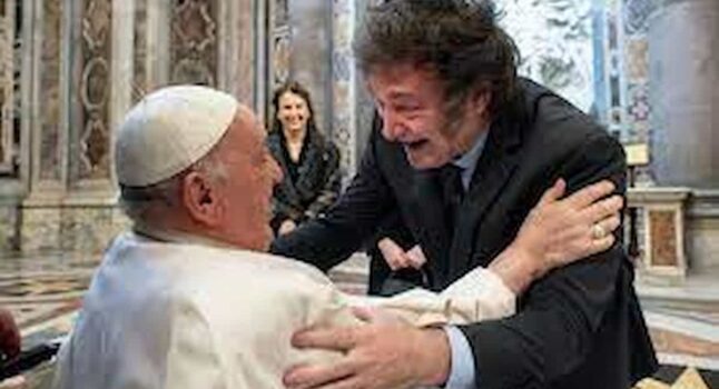 Papa Francesco proclama la prima santa argentina, subisce l'abbraccio di Milei, si vendica con predica populista