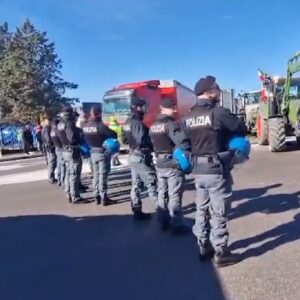 polizia blocca trattori ad orte