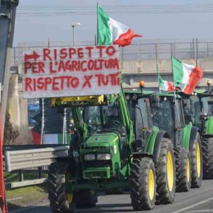 Protesta giustificata degli agricoltori europei, tre punti chiave: sussidi, carburante e green deal, cortei di trattori in 8 Paesi, assediato l’Europarlamento