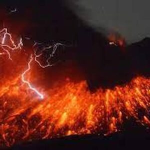 Vulcano Sakurajima in eruzione in Giappone: nuvola di cenere alta 5.000 metri, grandine di massi alta 1,5 km FOTO