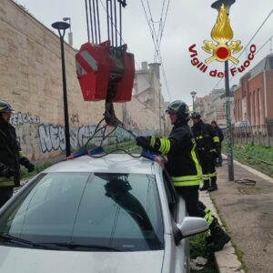 L'auto abbandonata sui binari a Roma FOTO ANSA