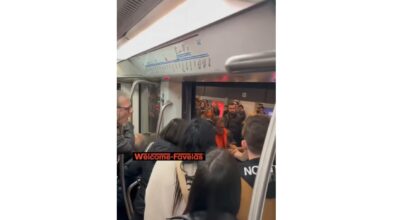 Borseggiatrice beccata e trascinata via dalla metro, passeggeri applaudono VIDEO