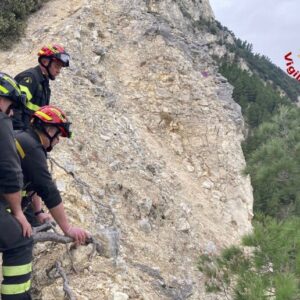 Lo scatto panoramico fatale: escursionista precipita per 100 metri e muore