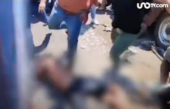 Donna linciata dalla folla: è accusata di aver ucciso una bambina VIDEO