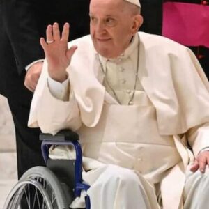 Il Papa in carrozzina è ricomparso alla Veglia, voce stanca, non è ancora ristabilito