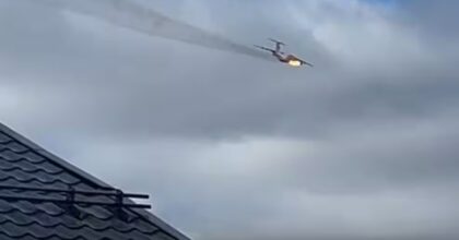 Aereo militare russo precipita vicino Mosca, un frame del video