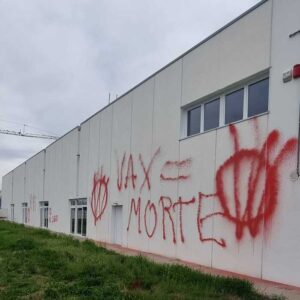 Scritte no vax contro il primo centro vaccinale operativo in Lombardia durante l'emergenza Covid