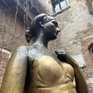 Troppe carezze sul seno a Giulietta, "bucata" la statua in centro a Verona