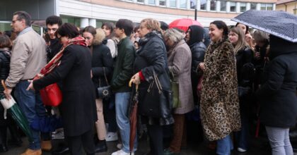 Strage di Erba, la gente in fila per entrare in Tribunale FOTO ANSA