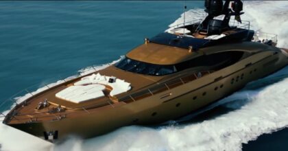 Una nave tutta d'oro, il superyacht AK Royalty a 24 carati con moto d'acqua e cabina DJ: costa 100.000 sterline a settimana ad affittarlo.