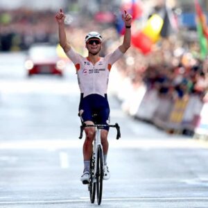 Ciclismo, uragano Van Der Poel, l’olandese vince la Parigi-Roubaix, fuga solitaria a 60 km. dal traguardo