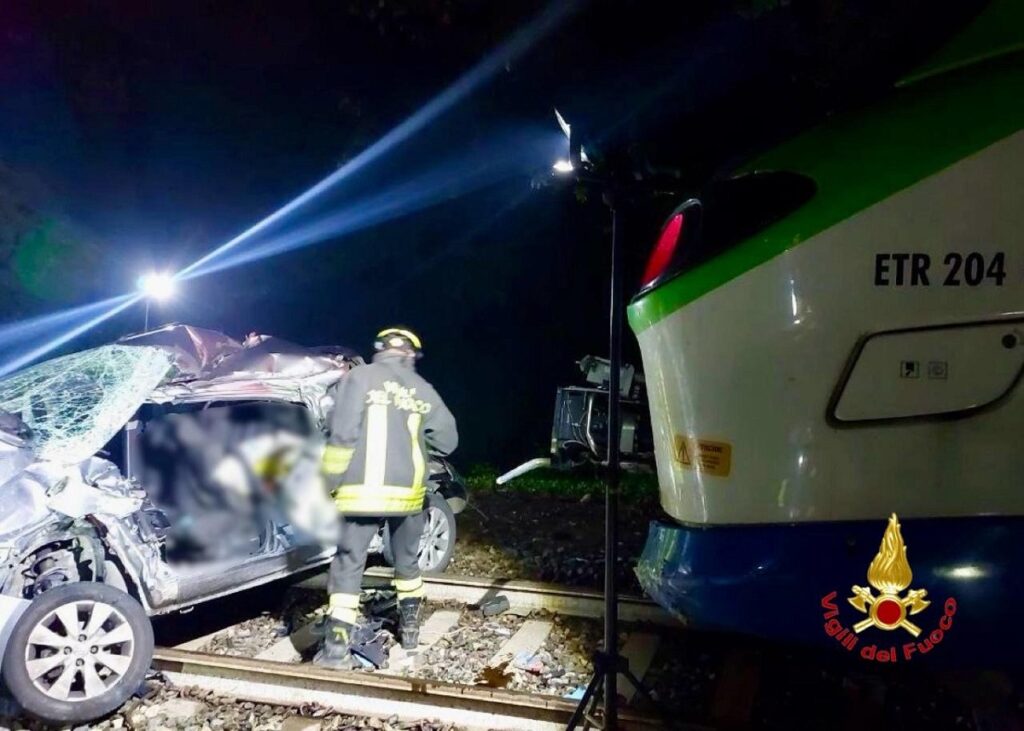 Rimane con l'auto incastrata nel passaggio a livello, donna muore travolta dal treno che la trascina per 100 metri