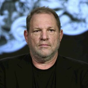 La condanna di Harvey Weinstein per violenza sessuale annullata dalla corte di New York ma lui resta dentro